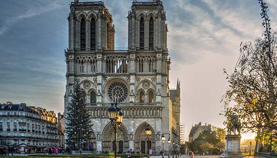 notre-dame-church-in-paris-touristic-place